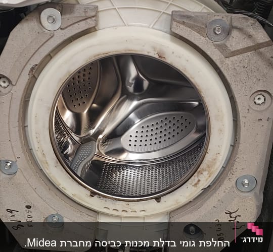 החלפת גומי בדלת מכנות כביסה מחברת Midea.